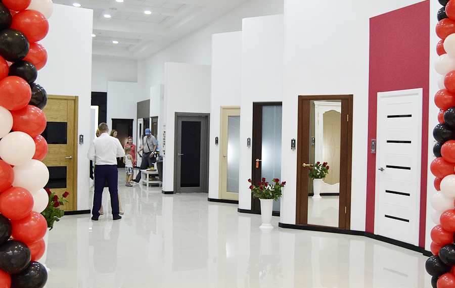Открыть дверь бауманская. Rada Doors открытие. Новый фирменный салон Mr.Doors в Казахстане. Салон дверей rada Doors фотографии.